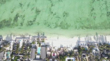 Bu stok video 8K çözünürlükte Tanzanya 'nın Zanzibar adasındaki plajın havadan görüntüsünü gösteriyor.