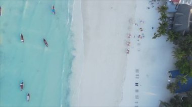 Bu stok video 8K çözünürlükte Tanzanya 'nın Zanzibar adasındaki plajın havadan görüntüsünü gösteriyor.