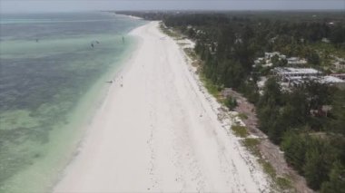 Bu stok video 8K çözünürlükte Tanzanya 'nın Zanzibar adasındaki plajın havadan görüntüsünü gösteriyor.