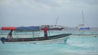 Bu video, Zanzibar açıklarında 8K çözünürlüklü yavaş çekim yapan tekneleri gösteriyor.