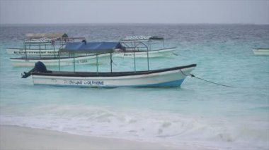 Bu video, Zanzibar açıklarında 8K çözünürlüklü yavaş çekim yapan tekneleri gösteriyor.