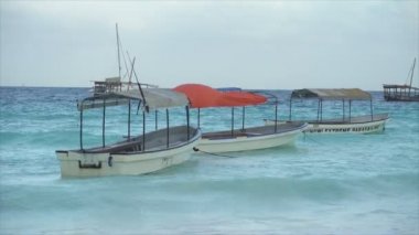 Bu video, Zanzibar açıklarında 8K çözünürlüklü yavaş çekim yapan tekneleri gösteriyor.