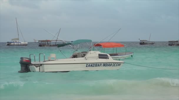 Este Video Muestra Barcos Océano Frente Costa Zanzíbar Cámara Lenta — Vídeos de Stock