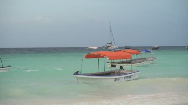 Video Zanzibar Açıklarında Çözünürlüklü Yavaş Çekim Yapan Tekneleri Gösteriyor — Stok video