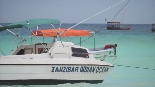 Este Video Muestra Barcos Océano Frente Costa Zanzíbar Cámara Lenta — Vídeos de Stock