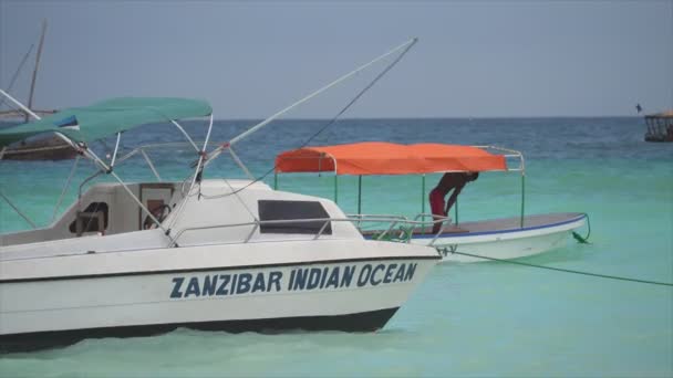 Este Video Muestra Barcos Océano Frente Costa Zanzíbar Cámara Lenta — Vídeos de Stock