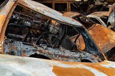 Bu fotoğrafta Irpin, Bucha bölgesinde bir kurşun ve yanmış araba görünüyor.