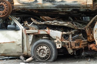 Bu fotoğrafta Irpin, Bucha bölgesinde bir kurşun ve yanmış araba görünüyor.