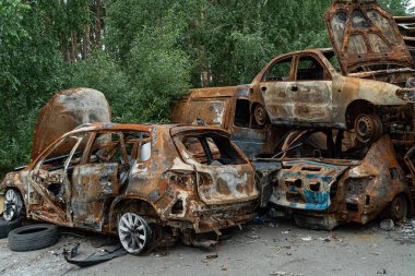 Bu fotoğrafta Irpin, Bucha bölgesinde bir kurşun ve yanmış araba görünüyor.