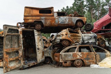 Bu fotoğrafta Irpin, Bucha bölgesinde bir kurşun ve yanmış araba görünüyor.