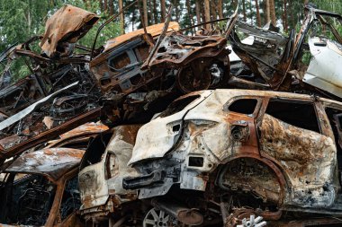 Bu fotoğrafta Irpin, Bucha bölgesinde bir kurşun ve yanmış araba görünüyor.