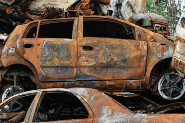 Bu fotoğrafta Irpin, Bucha bölgesinde bir kurşun ve yanmış araba görünüyor.