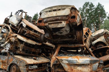 Bu fotoğrafta Irpin, Bucha bölgesinde bir kurşun ve yanmış araba görünüyor.