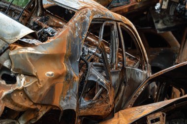 Bu fotoğrafta Irpin, Bucha bölgesinde bir kurşun ve yanmış araba görünüyor.