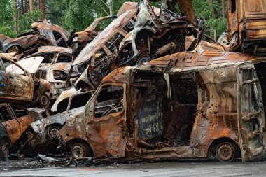 Bu fotoğrafta Irpin, Bucha bölgesinde bir kurşun ve yanmış araba görünüyor.