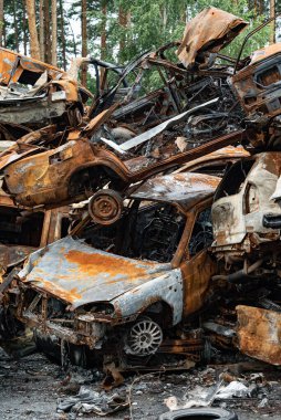 Bu fotoğrafta Irpin, Bucha bölgesinde bir kurşun ve yanmış araba görünüyor.