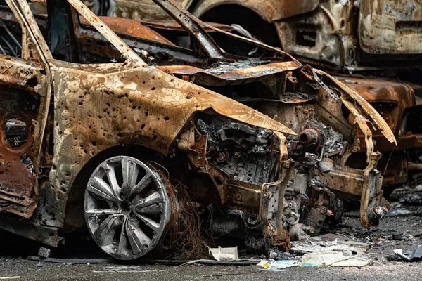 Bu fotoğrafta Irpin, Bucha bölgesinde bir kurşun ve yanmış araba görünüyor.