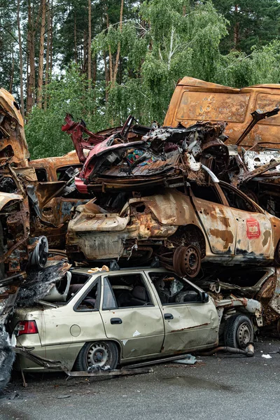 Bu fotoğrafta Irpin, Bucha bölgesinde bir kurşun ve yanmış araba görünüyor.