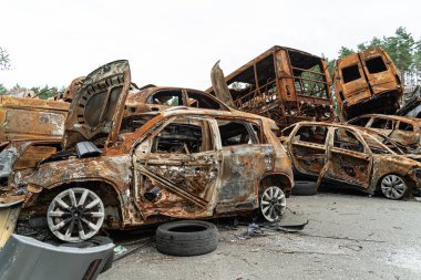 Bu fotoğrafta Irpin, Bucha bölgesinde bir kurşun ve yanmış araba görünüyor.