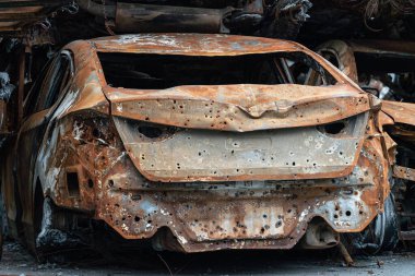 Bu fotoğrafta Irpin, Bucha bölgesinde bir kurşun ve yanmış araba görünüyor.