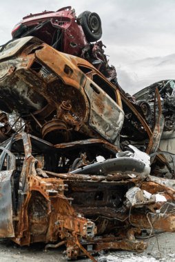 Bu fotoğrafta Irpin, Bucha bölgesinde bir kurşun ve yanmış araba görünüyor.