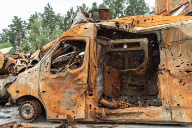 Bu fotoğrafta Irpin, Bucha bölgesinde bir kurşun ve yanmış araba görünüyor.