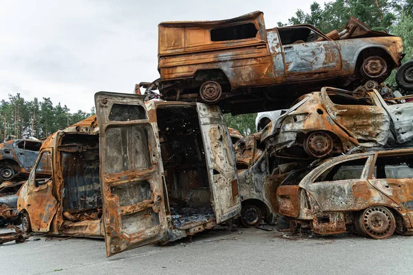 Bu fotoğrafta Irpin, Bucha bölgesinde bir kurşun ve yanmış araba görünüyor.