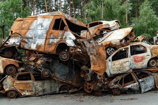 Fotoğrafta Irpin Bucha Bölgesinde Bir Kurşun Yanmış Araba Görünüyor — Stok fotoğraf