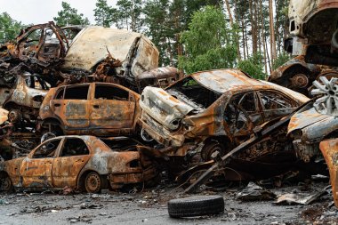 Bu fotoğrafta Irpin, Bucha bölgesinde bir kurşun ve yanmış araba görünüyor.