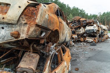 Bu fotoğrafta Irpin, Bucha bölgesinde bir kurşun ve yanmış araba görünüyor.