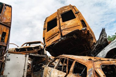 Bu fotoğrafta Irpin, Bucha bölgesinde bir kurşun ve yanmış araba görünüyor.