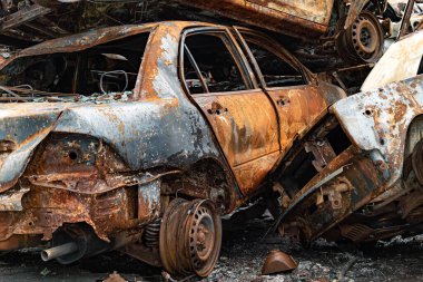 Bu fotoğrafta Irpin, Bucha bölgesinde bir kurşun ve yanmış araba görünüyor.