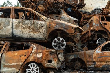 Bu fotoğrafta Irpin, Bucha bölgesinde bir kurşun ve yanmış araba görünüyor.