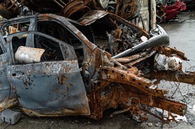 Bu fotoğrafta Irpin, Bucha bölgesinde bir kurşun ve yanmış araba görünüyor.