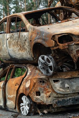 Bu fotoğrafta Irpin, Bucha bölgesinde bir kurşun ve yanmış araba görünüyor.