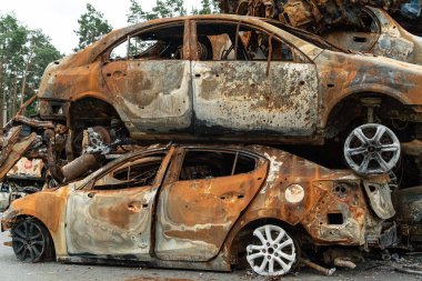 Bu fotoğrafta Irpin, Bucha bölgesinde bir kurşun ve yanmış araba görünüyor.