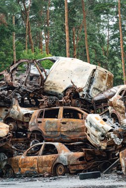 Bu fotoğrafta Irpin, Bucha bölgesinde bir kurşun ve yanmış araba görünüyor.
