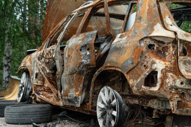 Bu fotoğrafta Irpin, Bucha bölgesinde bir kurşun ve yanmış araba görünüyor.