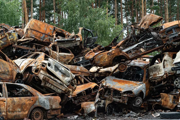 Fotoğrafta Irpin Bucha Bölgesinde Bir Kurşun Yanmış Araba Görünüyor — Stok fotoğraf