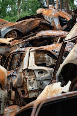 Bu fotoğrafta Irpin, Bucha bölgesinde bir kurşun ve yanmış araba görünüyor.