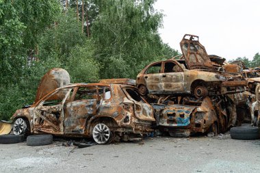 Bu fotoğrafta Irpin, Bucha bölgesinde bir kurşun ve yanmış araba görünüyor.