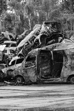 Bu siyah-beyaz fotoğraf Irpin, Bucha bölgesinde bir kurşun ve yanmış araba damlasını gösteriyor.