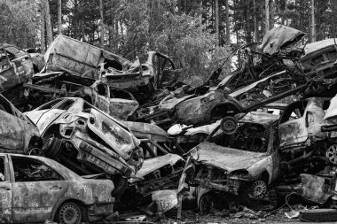 Bu siyah-beyaz fotoğraf Irpin, Bucha bölgesinde bir kurşun ve yanmış araba damlasını gösteriyor.