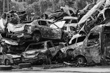 Bu siyah-beyaz fotoğraf Irpin, Bucha bölgesinde bir kurşun ve yanmış araba damlasını gösteriyor.