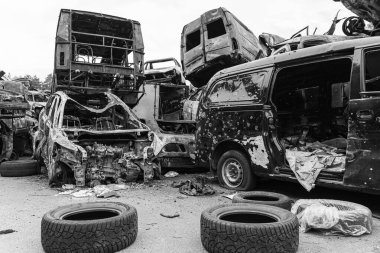 Bu siyah-beyaz fotoğraf Irpin, Bucha bölgesinde bir kurşun ve yanmış araba damlasını gösteriyor.