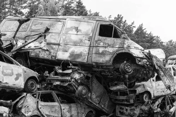 Stock Black White Photo Shows Dump Shot Burned Cars Irpin lizenzfreie Stockfotos