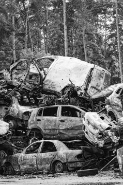Bu siyah-beyaz fotoğraf Irpin, Bucha bölgesinde bir kurşun ve yanmış araba damlasını gösteriyor.