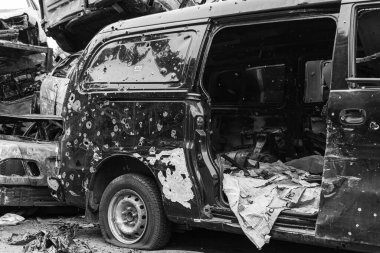 Bu siyah-beyaz fotoğraf Irpin, Bucha bölgesinde bir kurşun ve yanmış araba damlasını gösteriyor.