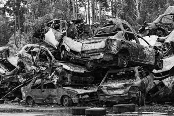 Cette Photo Noir Blanc Montre Une Décharge Voitures Tirées Brûlées — Photo