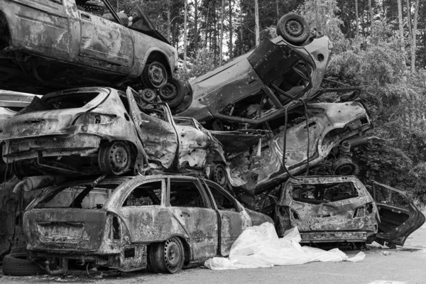 Черно Белое Фото Показывает Свалку Выстрелов Сожженных Автомобилей Ирпине Район — стоковое фото
